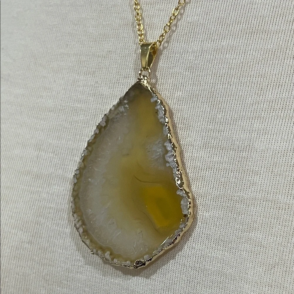 Elegant Gold and Yellow Agate Pendant Necklace